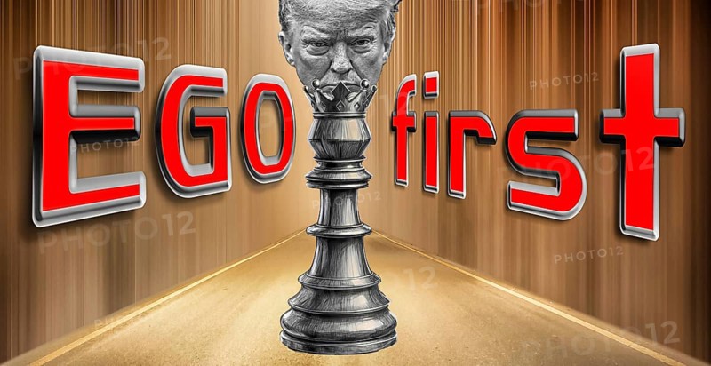 Symbolic image, Trump as egomaniacal chess king, towers over the USA, Bitcoin king, kleptocracy, price development, Bitcoin questionable due to extreme energy demand, stock market prices, insecure digital currency, resources, energy, industry, economy critical, stock market hype, stock market crash, payment, insolvency, wrong decisions, maximum profit, profit slump, share prices, Germany as a business location, global economy, globalisation, environmental protection, mafia, Trump government, Bitcoin rally, cryptocurrency, electronic wallet, crypto reserve, stock market trading, gold replacement currency