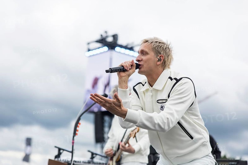 Felix Brummer (Felix Kummer), singer of Kraftklub at a secret gig of the band at the Rock am Ring Festival on Saturday, Nürburgring race track race track, 07.06.2025