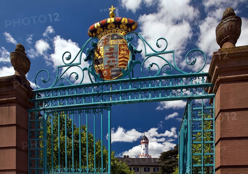 Entrance gate to Bad Homburg vor der Höhe Castle with the White Tower, Hesse, Germany, Europe