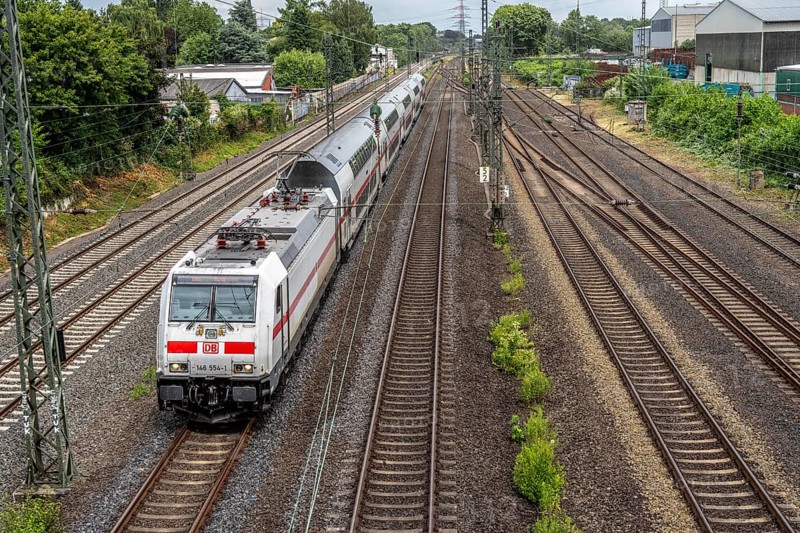 IC train, double-decker, Intercity, on the line between Bochum and Dortmund, at Dortmund-Marten, multi-track line for local and long-distance traffic, Dortmund, North Rhine-Westphalia, Germany, Europe