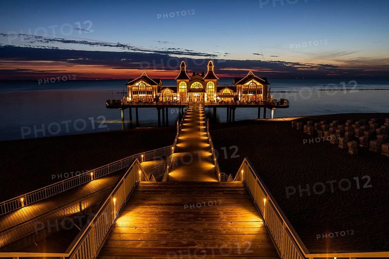 The pier of Sellin in the night