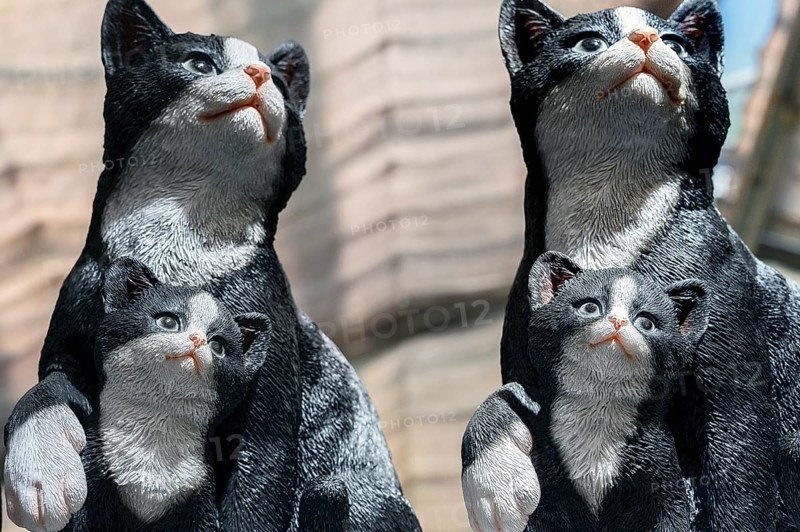 Artificial cats with kittens, as garden decoration in a garden centre, Allgäu, Bavaria, Germany, Europe