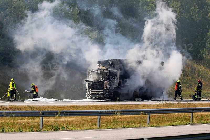 SALO, FINLAND, AUGUST 17, 2018: Firefighters extinguish vehicle fire on E18 in Salo. Delivery truck is completely destroyed in fire. No personal injuries. Credit: Taina Sohlman/ Alamy Live News