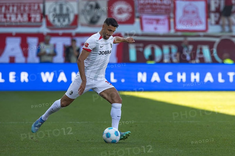 Football match, Vincenzo GRIFO SC Freiburg takes a cross, Voith-Arena football stadium, Heidenheim