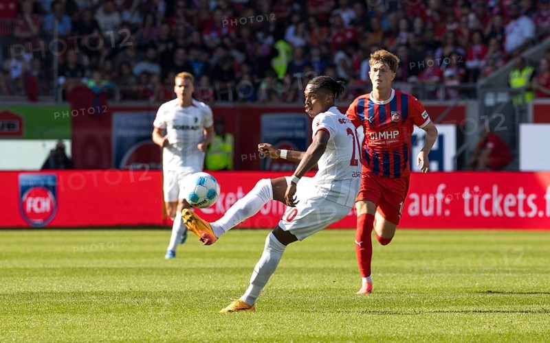 Football match, Junior ADAMU SC Freiburg left with pass to the left, Paul WANNER 1.FC Heidenheim looks on, Voith-Arena football stadium, Heidenheim