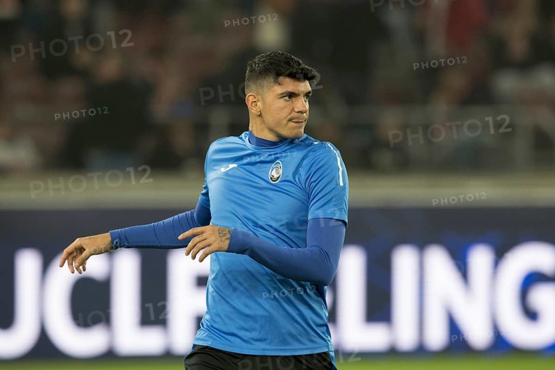 Football match, Raoul BELLANOVA Atalanta Bergamo warming up in front of the game, Stuttgart Arena, Stuttgart