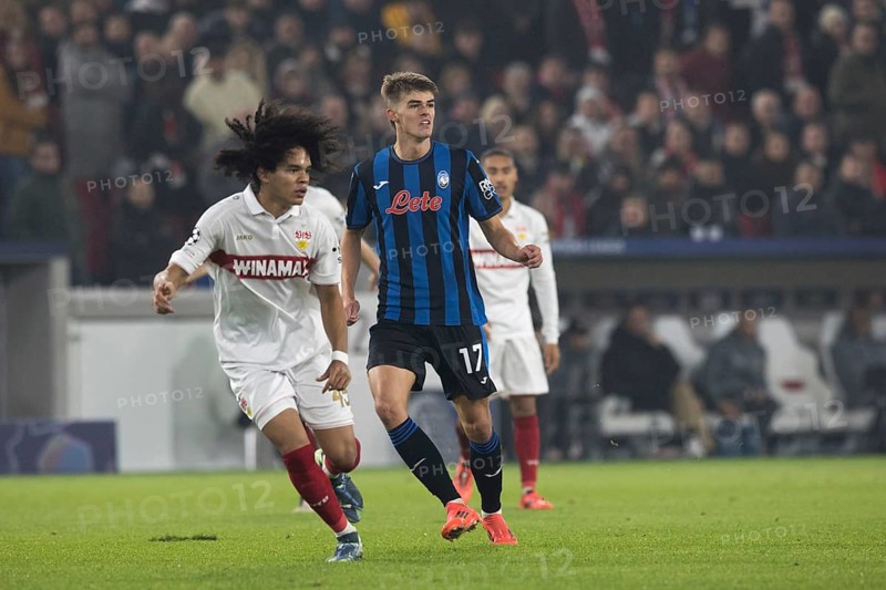 Football match, Charles DE KETELAERE Atalanta Bergamo and Anrie CHASE VFB Stuttgart look excitedly in the same direction to the right, Stuttgart Arena, Stuttgart