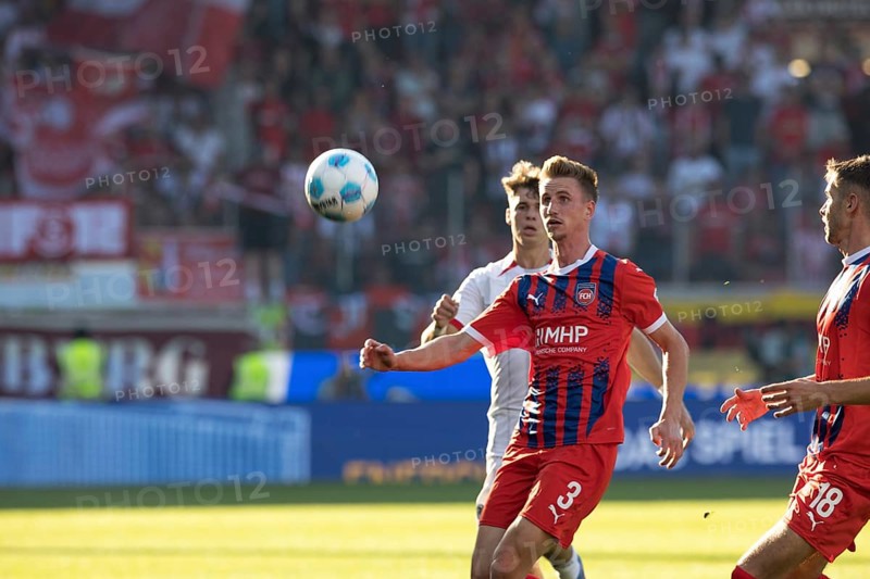 Football match, Jan SCHÖPPNER 3 1.FC Heidenheim and Noah WEISSHAUPT SC Freiburg have the ball firmly in their sights, Voith-Arena football stadium, Heidenheim