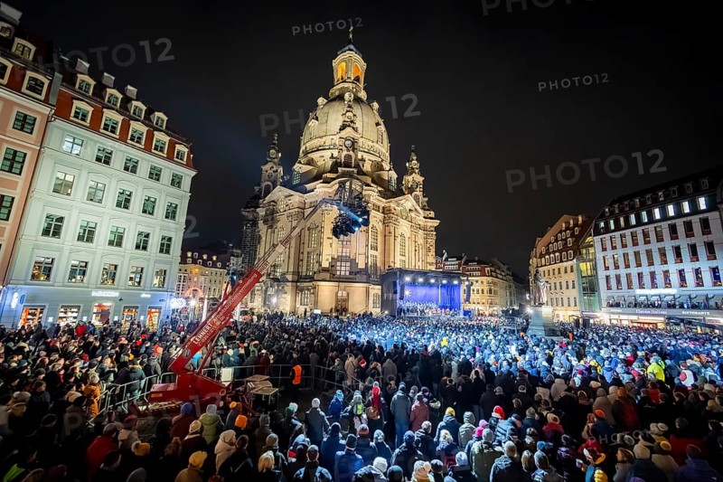 32nd Christmas Vespers and historic Christmas market on Neumarkt square in front of the Frauenkirche. According to the organisers, around 13, 000 people gathered for the traditional open-air vespers. Saxony's Protestant Bishop Tobias Bilz called for peace and humanity in his sermon. Dresden, Saxony, Germany, Europe