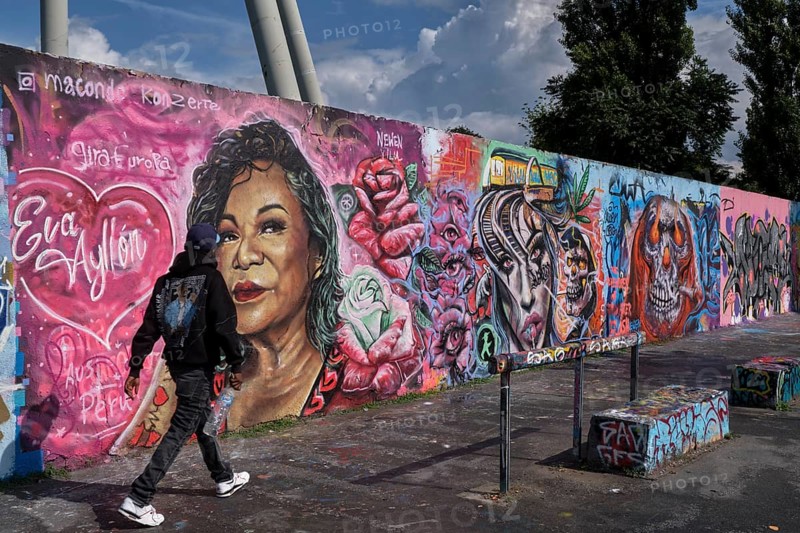 Germany, Berlin, 04.08.2024, Sunday afternoon in Mauerpark, Graffiti wall, Eva Ayllon, Europe