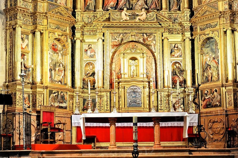 Baroque altar in the nave, richly decorated with golden details and religious paintings, Iglesia de Santa Maria de la Asuncion, Arcos de la Frontera, Province of Cadiz, Andalusia, Spain, Europe