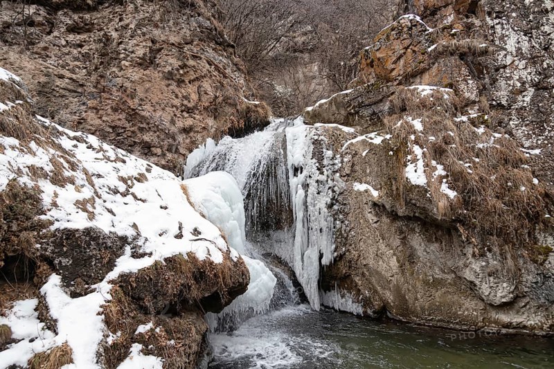 The waterfalls, which are not completely frozen in winter, flow down from the porous rocks