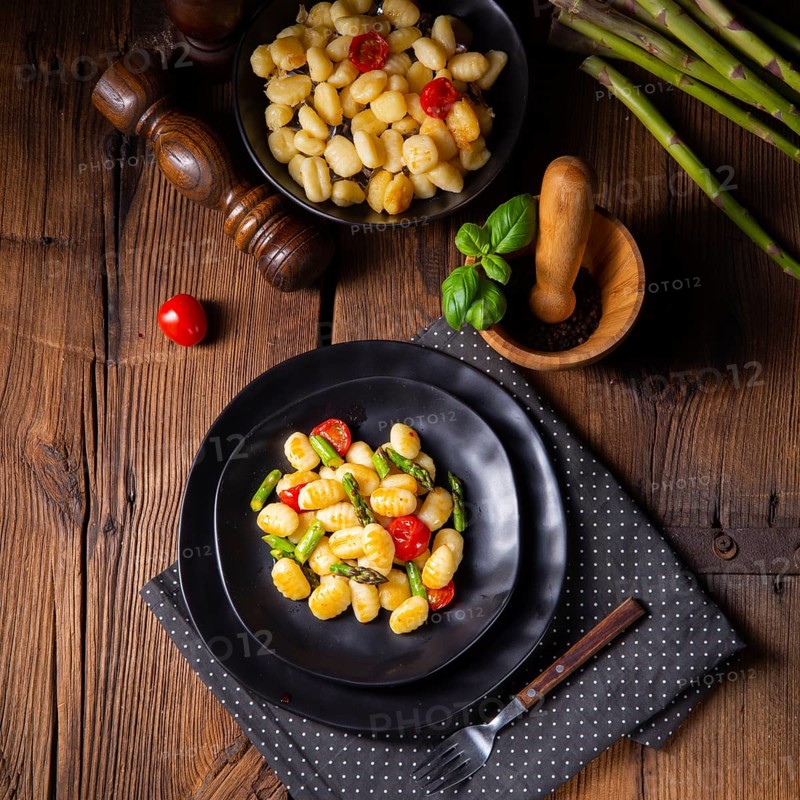 Crispy gnocchi with roasted asparagus and tomatoes