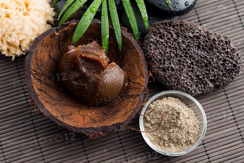 Homemade body peeling with sugar, olive oil and face mask
