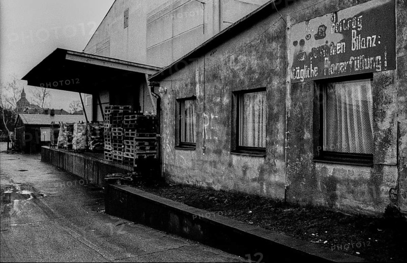 Germany, Sternberg, 01.02.1992, Plan fulfilment sign: Our contribution to the positive balance: daily plan fulfilment!, Europe