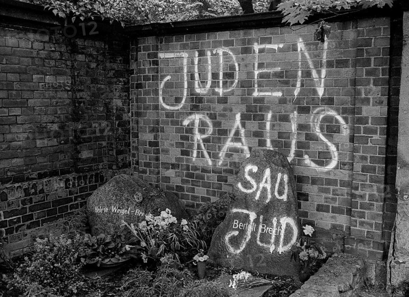 GDR, Berlin, 12 May 1990, demonstration/ rally against desecration of Brecht's grave, Jews out, Saujud, Dorotheenstädtischer cemetery