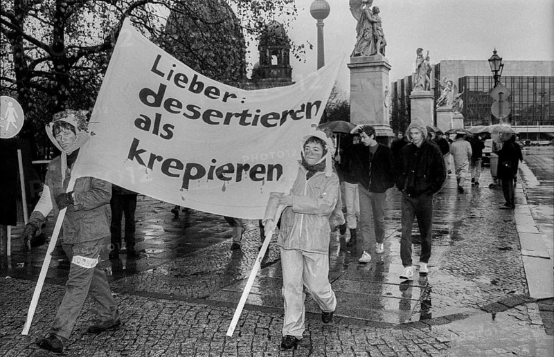 Germany, Berlin, 17 November 1990, deserter, demonstration, demonstration by opponents of compulsory military service and the Bundeswehr itself, on the Schlossbrücke bridge, Europe