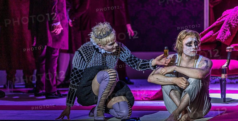 Hamlet' by Ambroise Thomas is an almost 150-year-old opera based on the play of the same name by William Shakespeare, staged by Nadja Loschky and conducted by Marie Jaquot. Media rehearsal from 12.04.2023 at the Komische Oper Berlin Performers: Tijl Faveyts: King of Denmark. Karolina Gumos: Queen Gertrude. Huw Montague Rendall: Hamlet. Jens Larsen: The Ghost. Stephen Bronk: Polonius. Liv Redpath: Ophélie. José Simerilla Romero: Laërte. Frederic Jost: Horatio. Johannes Dunz: Marcellus
