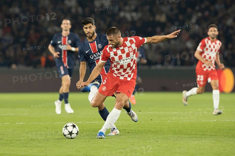 Football match, David LOPEZ Girona FC right, taking a shot, Marco ASENSIO Paris St Germain tries to stop him, Parc des Princes football stadium, Paris