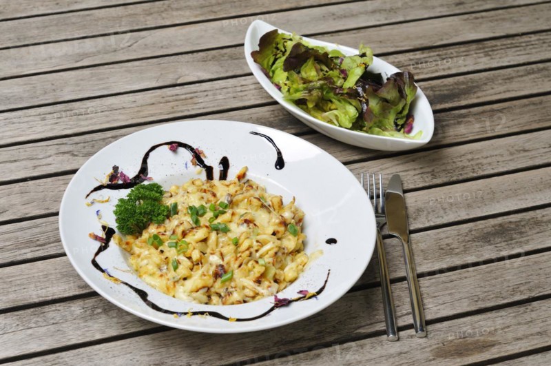 Kaesspatzen, cheese spaetzle with fresh green salad