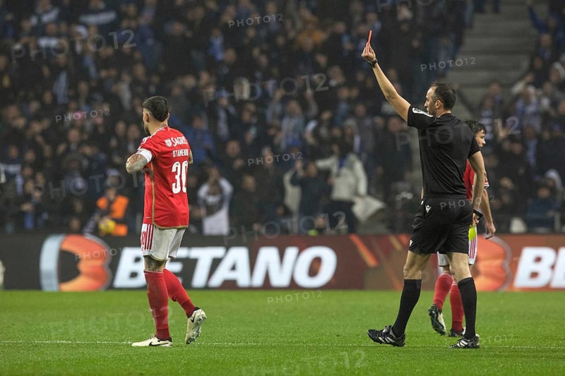 Football match, captain Nicolas OTAMENDI Benfica Lisbon left, walking towards the dressing room, is shown the red card by referee Joao PINHEIRO, Estadio do Dragao football stadium, Porto, Portugal, Europe