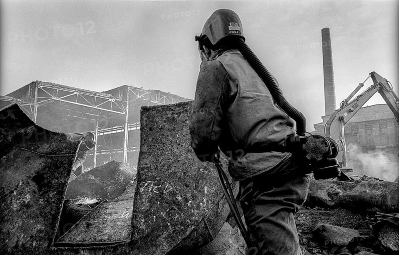 Germany, Bitterfeld, 31 March 1992, Chemiekombinat Bitterfeld, decommissioned Bitterfeld power plant (formerly Elektrokohle Bitterfeld), workers dismantling their own plant, Europe