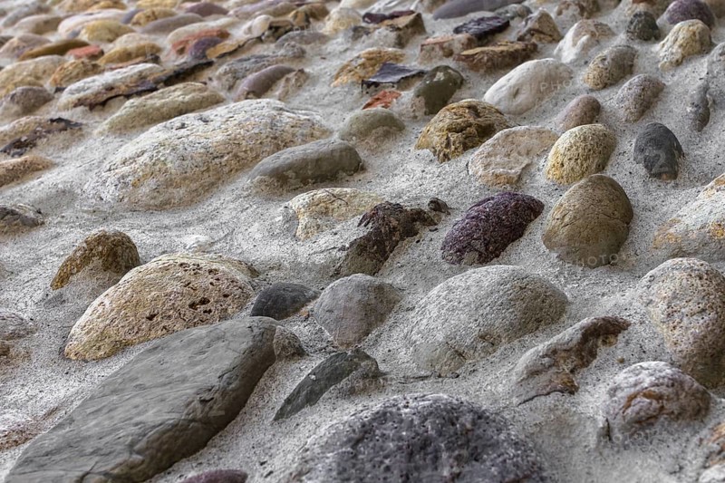 Front view of a wall of stones with cut irregular