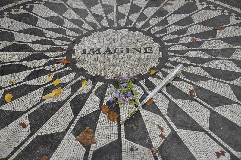 Strawberry Fields Memorial, mosaic in memory of John Lennon, Central Park, Manhattan, New York City, USA, mosaic floor with 'Imagine' in the centre, decorated with flowers and leaves, New York, North America