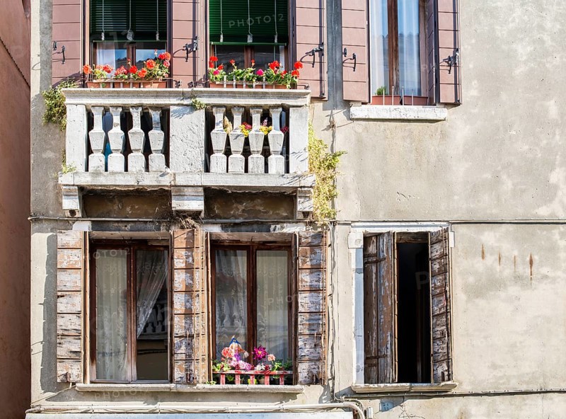 Venezianische Fenster mit Blumen