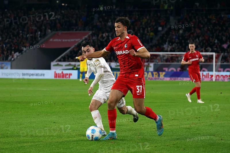 With momentum Max Rosenfelder (SC Freiburg) passes his opponent Paul fog during the 1st FBL: 24-25: 1st FBL: 24-25: 9th Sptg. SC Freiburg - FSV Mainz 05 DFL REGULATES PROHIBIT ANY USE OF PHOTOGRAPHS AS IMAGE SEQUENCES AND/OR QUASI-VIDEONan Photo: Joachim Hahne/johapress, Freiburg, Germany / Germany