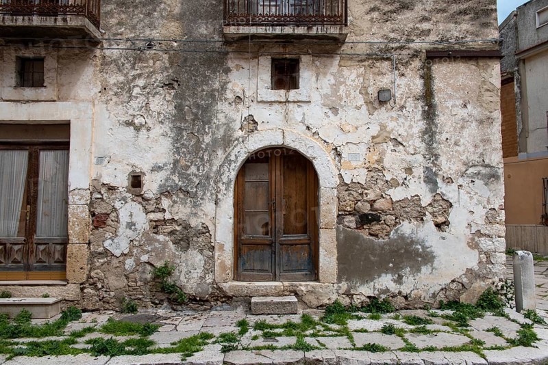 Abandoned alley and empty houses in Lesina, a small town in Gargano, Southern Italy