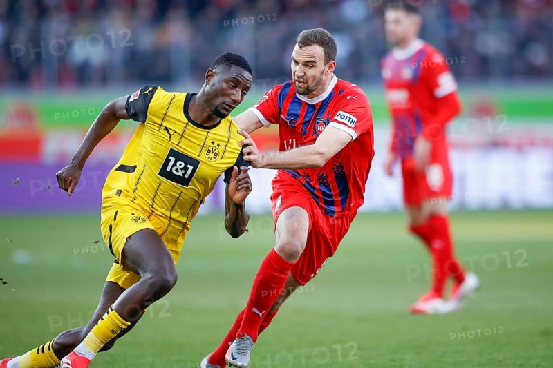 Germany: Soccer 1st Bundesliga, Matchday 20 - 1. FC Heidenheim vs. Borussia Dortmund - Voith-Arena Heidenheim: Serhou GUIRASSY Borussia Dortmund left in a duel with Benedikt GIMBER 1. FC Heidenheim, who tries to hold him down