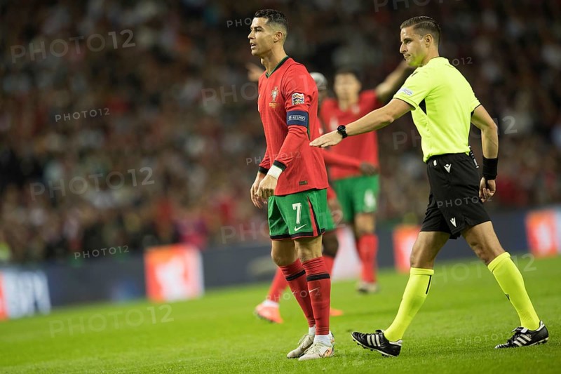Football match, captain Cristiano RONALDO CR7 Portugal has just shot a free kick with his right foot with force, follows the direction of the ball, sequence 45, Estadio do Dragao, Porto, Portugal, Europe
