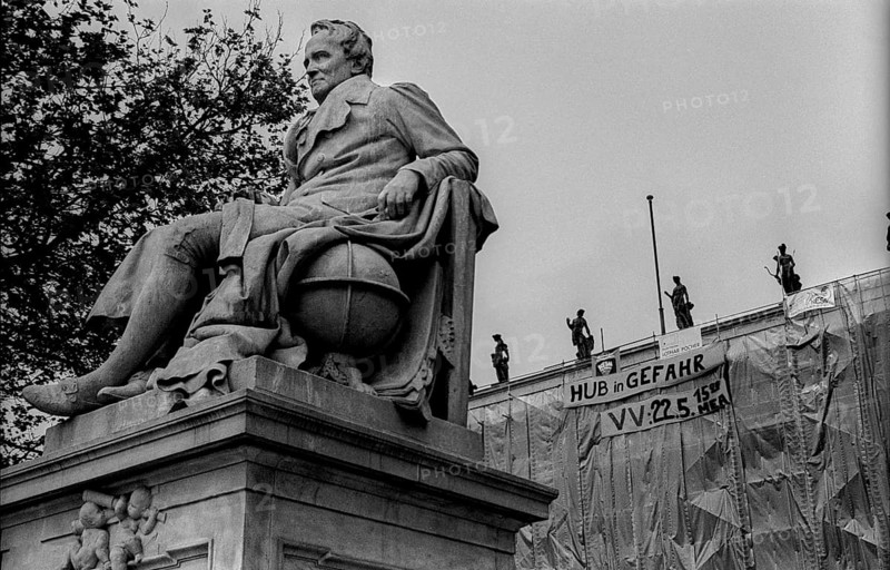 Germany, Berlin, 21 May 1991, Alexander von Humboldt in front of the Humboldt, University, HUB in danger, Europe