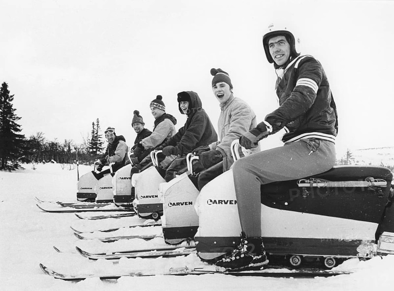 Larven (The caterpillar) A Swedish unconventional snowmobile that has now reached cult status. It consisted of a long caterpillar track with a seat where the driver sat and steered with the help of his weight and with his skis. It was launched in 1965 and manufactured by the company Lenko in Östersund, founded by Lennart Nilsson. When it was launched, it cost SEK 3, 000. About 4, 500 examples were built in total. Top speed was 48 km/h. The caterpillar was propelled forward with fiberglass-reinforced plastic bands. The caterpillar was 178 cm long, 81 cm wide with a total weight of 76 kg. Aluminum chassis and split in the middle. The engine is located in the rear carriage