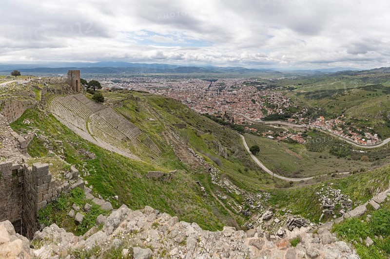 A picture of the Temple of Athena and Theater of the Pergamon Ancient City, with the city of Bergama at the far center