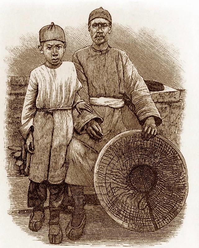 Chinese muleteers were known to the Burmese as Panthay, and to the Thai and Lao as Haw or Chin Haw. They were - and to some extent still are - the masters of the Golden Triangle.<br/><br/> Yunnanese Chinese muleteers have for several centuries been the traders of the 'Golden Triangle' formed by the junction between Burma, China, Laos and Thailand. Travelling as far afield as Moulmein in Burma, Chengdu in China, Luang Prabang in Laos, Chiang Mai in Thailand and Lhasa in Tibet, they have long been indomitable caravan masters and today continue to thrive in motorized long distance commerce, Asia