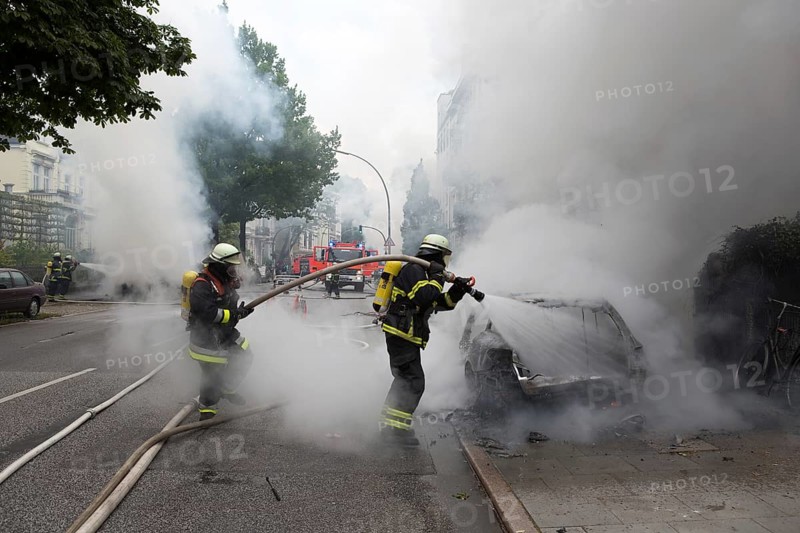 Fire brigade extinguishes burning cars on the Elbchaussee in Hamburg after the riots at the G20 summit, 2017