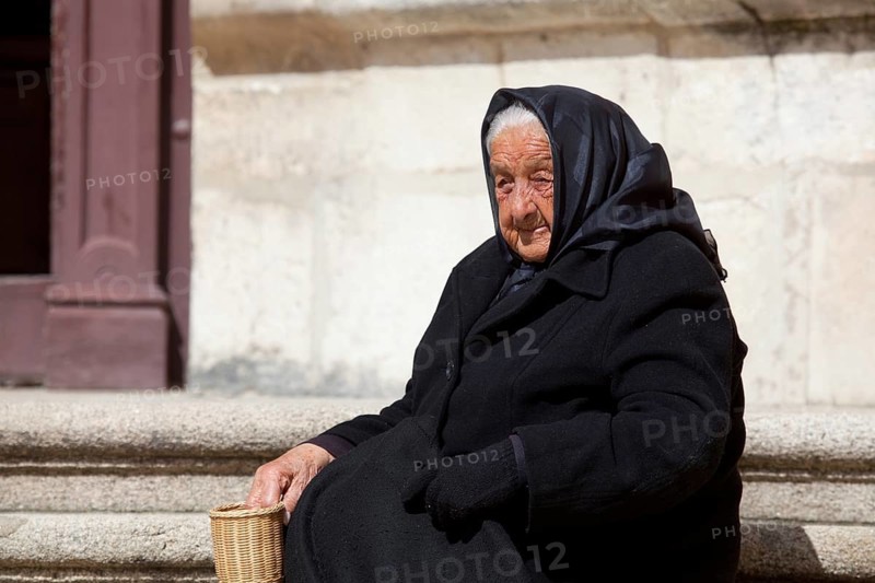 Old woman, Cathedral of Burgos, Castilla y Leon, Spain, Europe