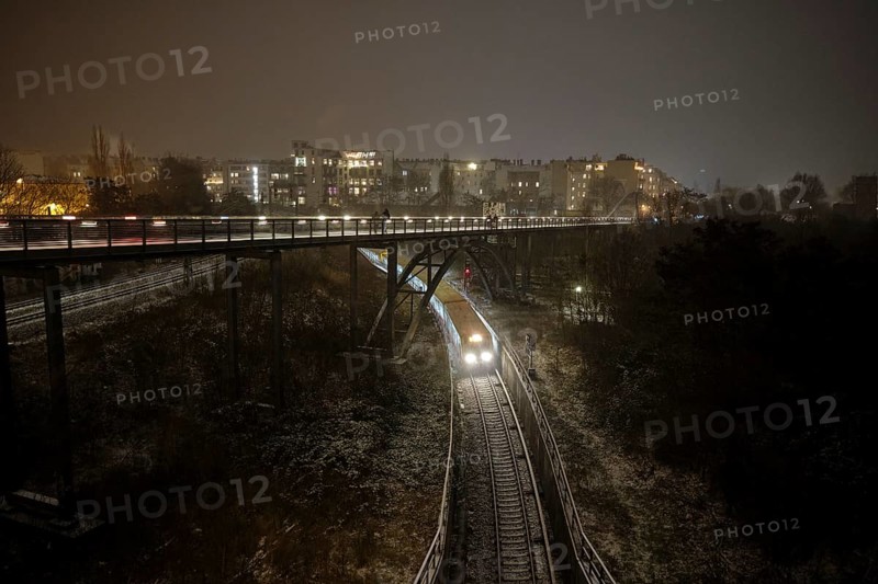 Germany, Berlin, 05.01.2025, Schwedter Steg, view from the Behmbrücke, S-Bahn train, facades of the rear buildings Kopenhagener Straße, snowy landscape, Europe