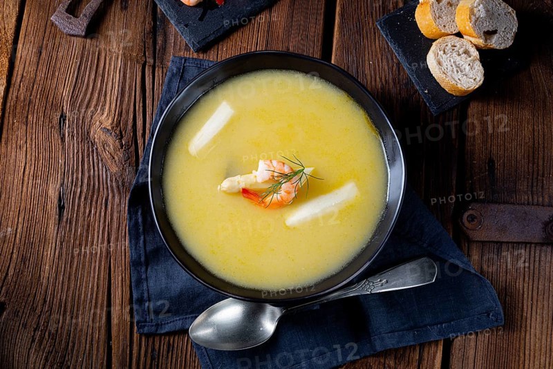 Super tasty asparagus soup with prawns and capers