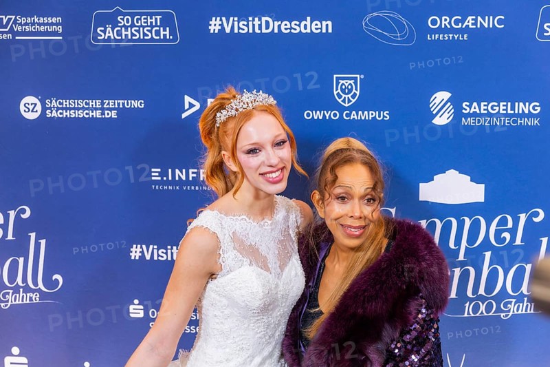 The SemperOperaball 2025 celebrated its 100th anniversary on Friday. Germany's most beautiful classical entertainment event once again proved to be a complete success this year and offered a first-class programme created by top artists. Traditionally, thousands of Dresdeners also celebrated the event of the year outside on the theatre square at the SemperOperairball. Anna Ermakova Model, Angela Ermakova Model / Mother of Anna Ermakova, Dresden, Saxony, Germany, Europe