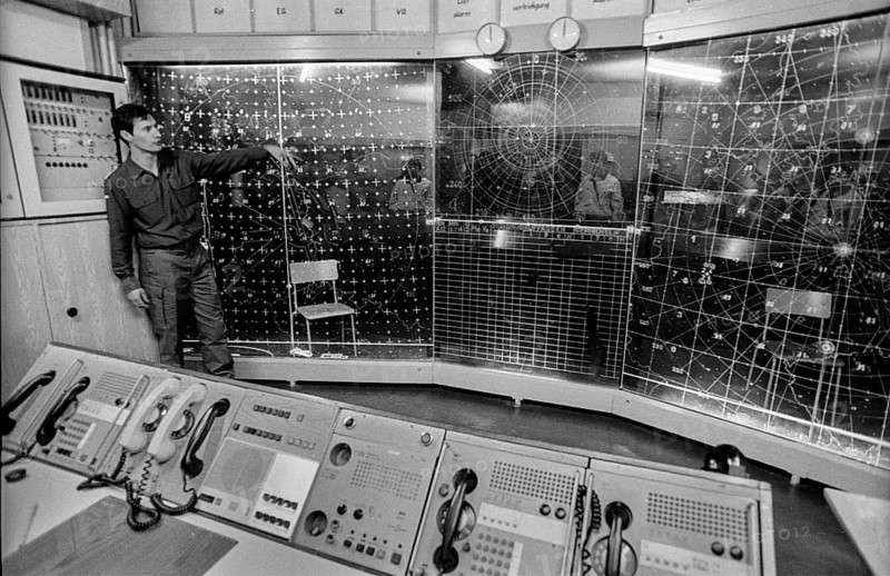 Germany, Osterne, 12.11.1991, Open day in a former missile site of the NVA, (now Bundeswehr), control panel and screen of a radar display, Europe