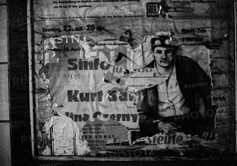 GDR, Berlin, 29 May 1990, Stadtmitte underground station (now U6), advertisement, closed for 28 years: Connecting corridor between the platforms of today's U6 and U2, which intersect here, poster