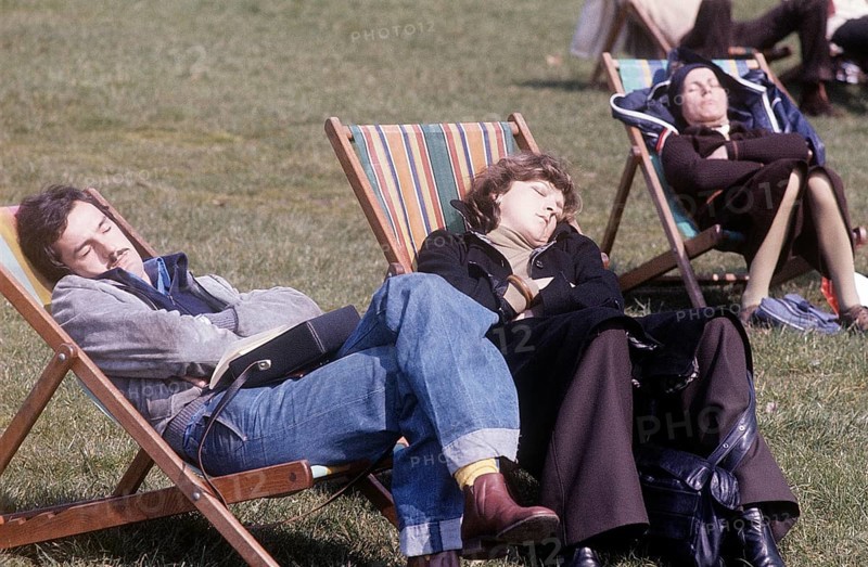 London 1982. A London park and people are sitting in chairs enjoying the sunny sping day. Credit Roland Palm