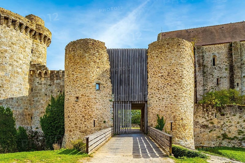 The main entrance to the feudal estates. Watch tower. The Chateau de la Madeleine in Chevreuse is a magnificent example of medieval architecture