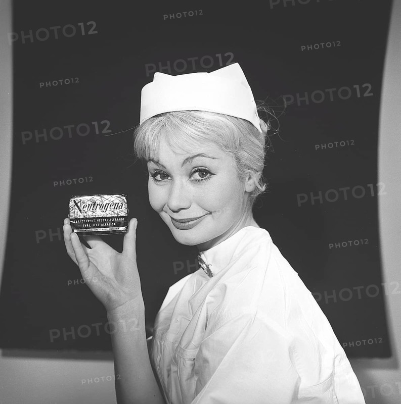 Beauty care in the 1950s. A young woman is holding a package of soap named Neutrogena. Sweden 1959. Photo Kristoffersson Ref CE38-2