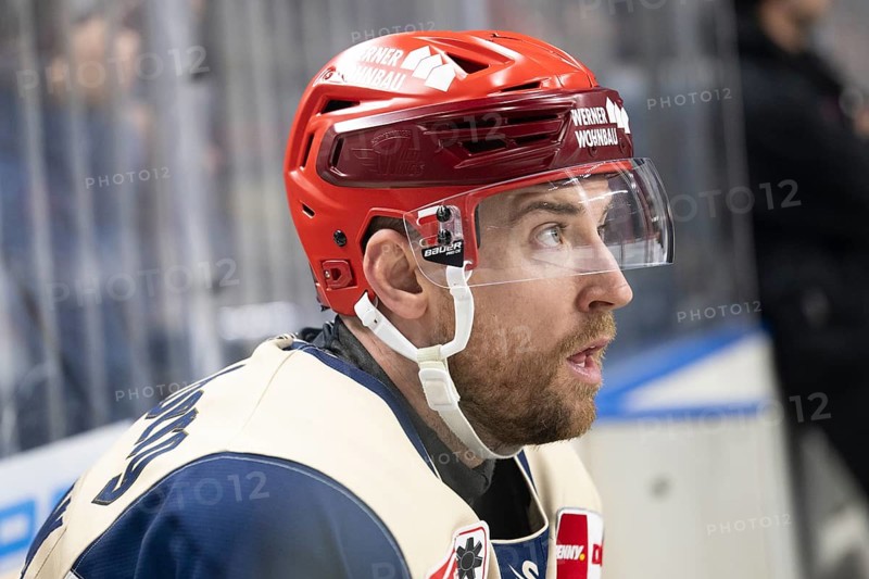 Laura Dick Cologne, LanxessArena, North Rhine-Westphalia, Tyson Spink (Schwenninger Wild Wings, #96), PENNY DEL, Cologne Sharks-Schwenninger Wild Wings on 01.12.2024 at the LanxessArena in Cologne Germany