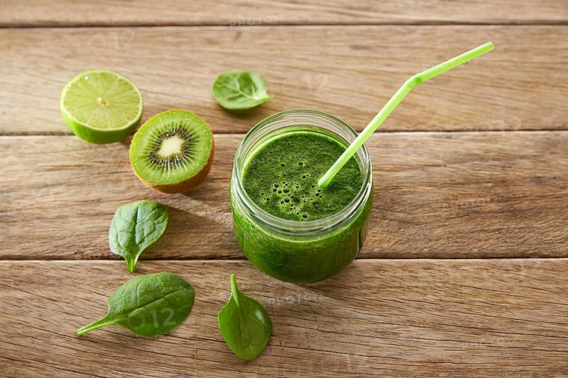 Detox green juice cleansing recipe with also kiwi lemon cucumber spinach
