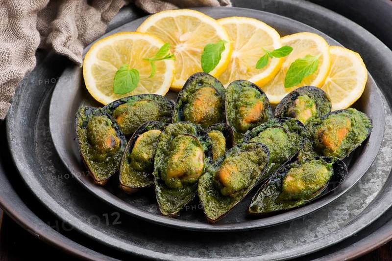 Seafood mussels with lemon and garlic